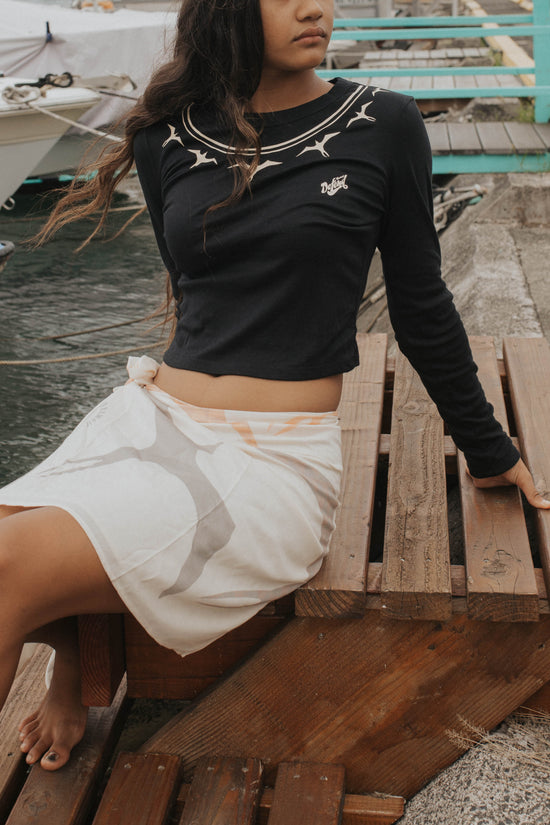 SUNFLOCK LEI Cropped Long Sleeve